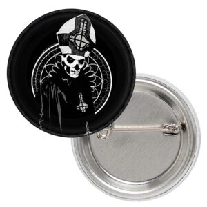 Метална значка на Ghost с образа на Papa Emeritus върху черен фон за рок фенове