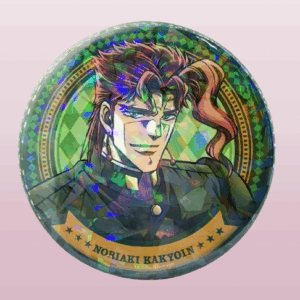 Кръгла аниме значка Нориаки Какьоин от JoJo's Bizarre Adventure с блестящи ефекти и зелен фон