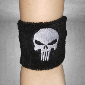 Черен накитник за китка Punisher с бродиран сив череп