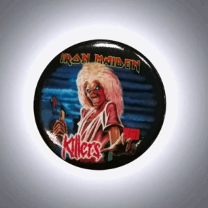 Кръгла метална значка на Iron Maiden Killers с талисмана Еди държащ брадва