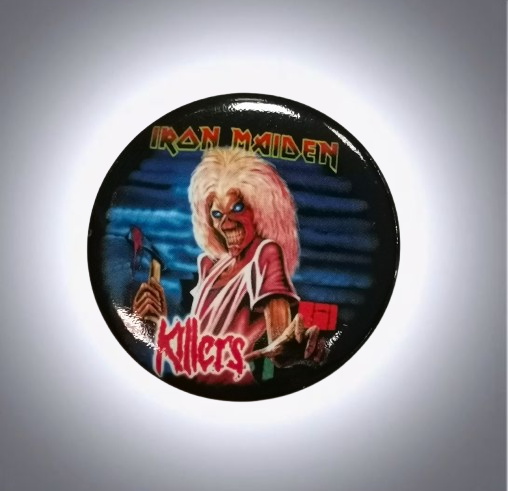 Кръгла метална значка на Iron Maiden Killers с талисмана Еди държащ брадва