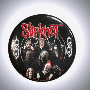 Метална метъл значка за яке с музикантите от Slipknot с маски и червено лого