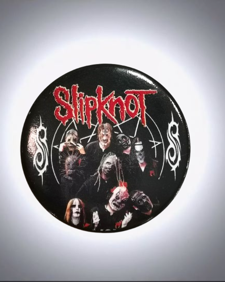 Метална метъл значка за яке с музикантите от Slipknot с маски и червено лого