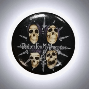 Кръгла метална значка на Bullet for My Valentine с четири черепа и ками