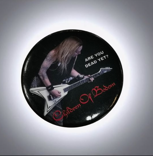 Черна метална значка на Children of Bodom с Алекси Лайхо и бяла китара