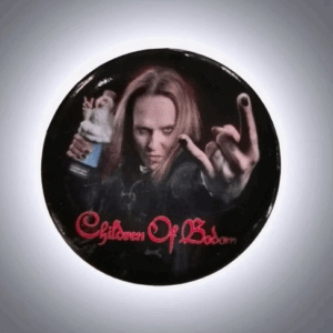 Кръгла метална значка на Children of Bodom с Алекси Лайхо показващ среден пръст