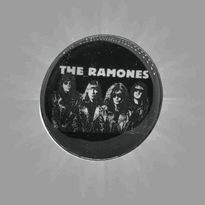 Метални брошки за дрехи с черно-бял портрет на групата The Ramones