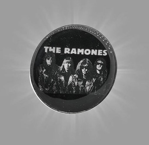 Метални брошки за дрехи с черно-бял портрет на групата The Ramones