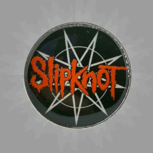 Стилна брошка Slipknot с неаграма и червено лого на черен фон