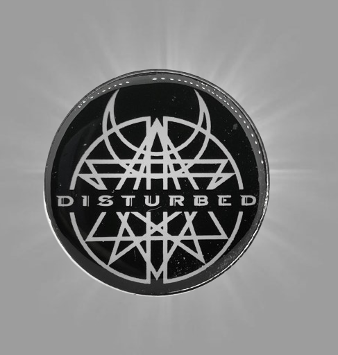 Кръгло черно пинче метална значка Disturbed със сребристо лого на групата