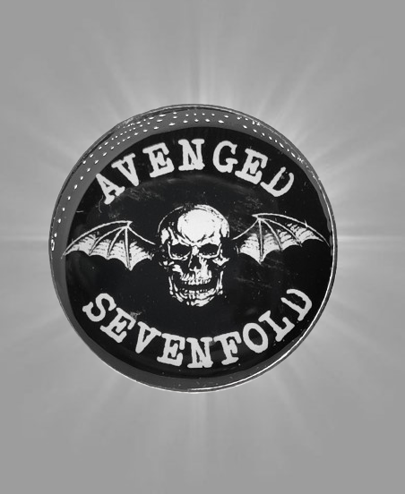 Кръгло пинче метална значка Avenged Sevenfold с бял череп с крила Deathbat