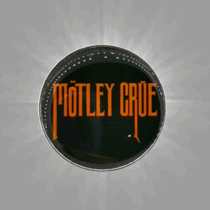 Кръгло пинче метална значка Mötley Crüe с оранжево лого на черен фон