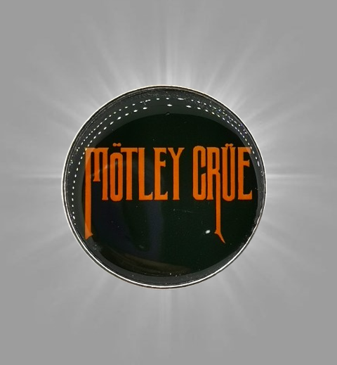 Кръгло пинче метална значка Mötley Crüe с оранжево лого на черен фон