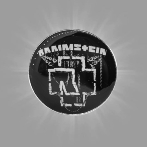 Кръгло черно пинче метална значка Rammstein с лого в бяло и ефект на вериги