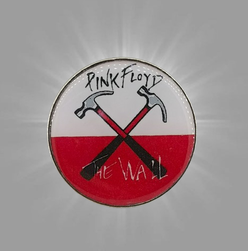 Кръгло пинче метална значка Pink Floyd The Wall с две кръстосани чука на бяло-червен фон