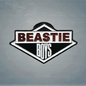 Метални брошки за дрехи с черно-бялото лого на Beastie Boys и червени букви