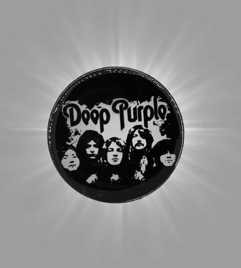 Стилна брошка Deep Purple с ликовете на членовете на групата и лого на черен фон