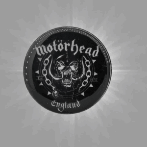 Стилна брошка Motörhead War-Pig с детайлно черно-бяло изображение на Snaggletooth