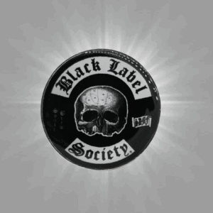 Стилна брошка Black Label Society с череп и готически надпис на черен фон