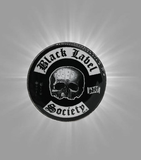 Стилна брошка Black Label Society с череп и готически надпис на черен фон