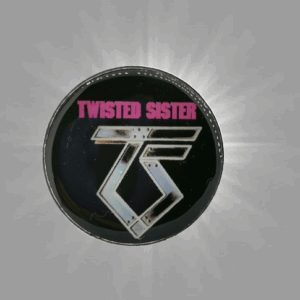 Стилна брошка Twisted Sister със сребристо лого TS и розов надпис на черен фон