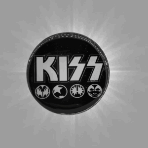 Стилна брошка KISS черно-бяло лого с надпис и маските на четиримата членове