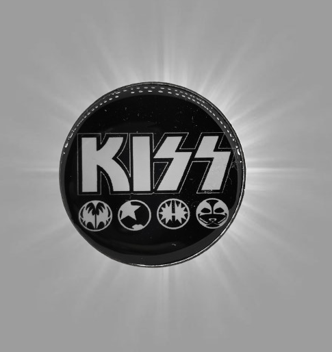 Стилна брошка KISS черно-бяло лого с надпис и маските на четиримата членове