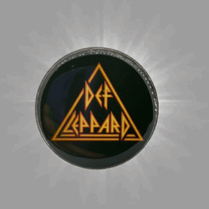 Стилна брошка Def Leppard триъгълно лого с жълти букви на черен фон