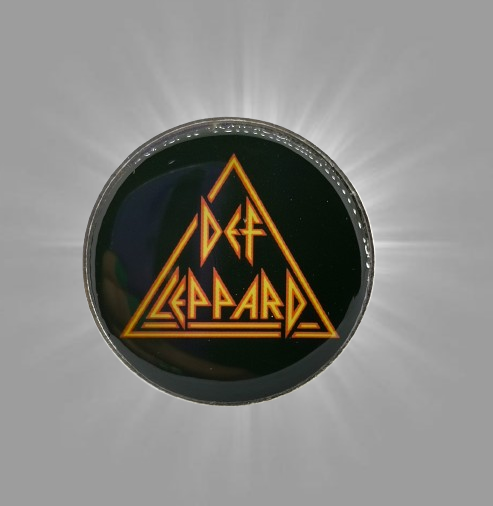 Стилна брошка Def Leppard триъгълно лого с жълти букви на черен фон