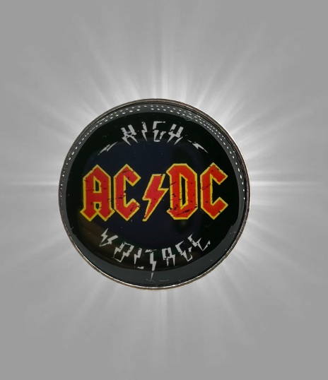 Стилна брошка AC/DC High Voltage с червено лого и светкавица на черен фон