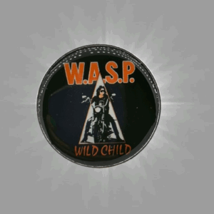 Стилна брошка W.A.S.P. Wild Child с Блеки Лоулес на мотор и оранжеви надписи