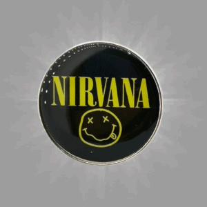 Стилна брошка Nirvana Smiley с жълт надпис и усмихнато лице на черен фон
