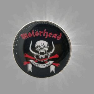 Стилна брошка Motorhead March or Die с череп Snaggletooth и кръстосани кости на черен фон