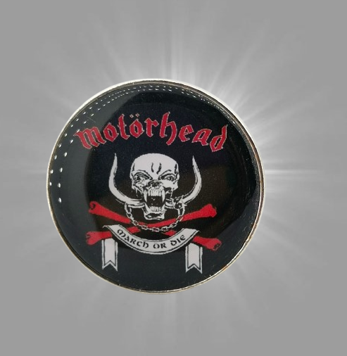 Стилна брошка Motorhead March or Die с череп Snaggletooth и кръстосани кости на черен фон