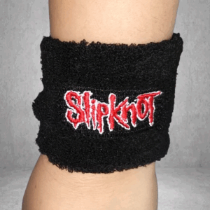 Черен хавлиен накитник за китка с избродирано червено лого на Slipknot
