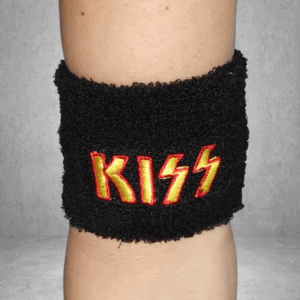 Черен еластичен накитник за китка с избродирано златисто лого на Kiss