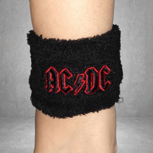 Накитник за китка AC/DC с бродирано лого в червено и черно
