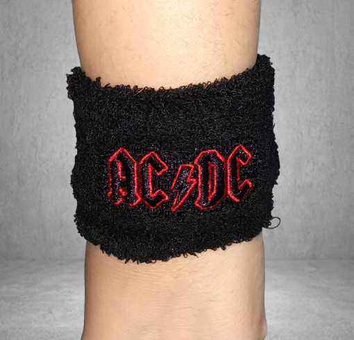 Накитник за китка AC/DC с бродирано лого в червено и черно