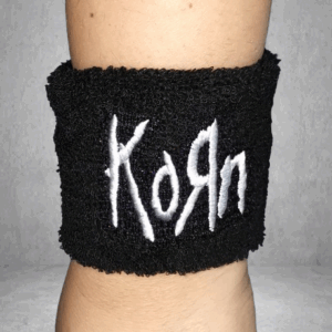 Черен хавлиен накитник за китка с бяло бродирано лого на Korn