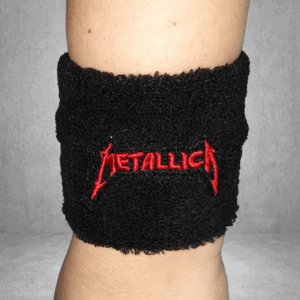 Черен хавлиен накитник за китка с избродирано червено лого на Metallica