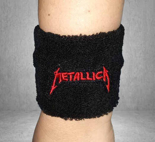 Черен хавлиен накитник за китка с избродирано червено лого на Metallica