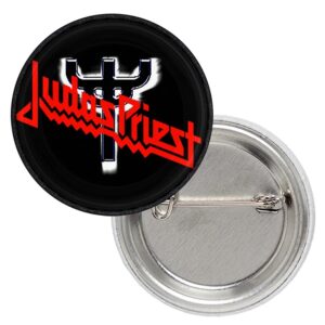 Метална значка на Judas Priest с червено лого и метален кръст върху черен фон