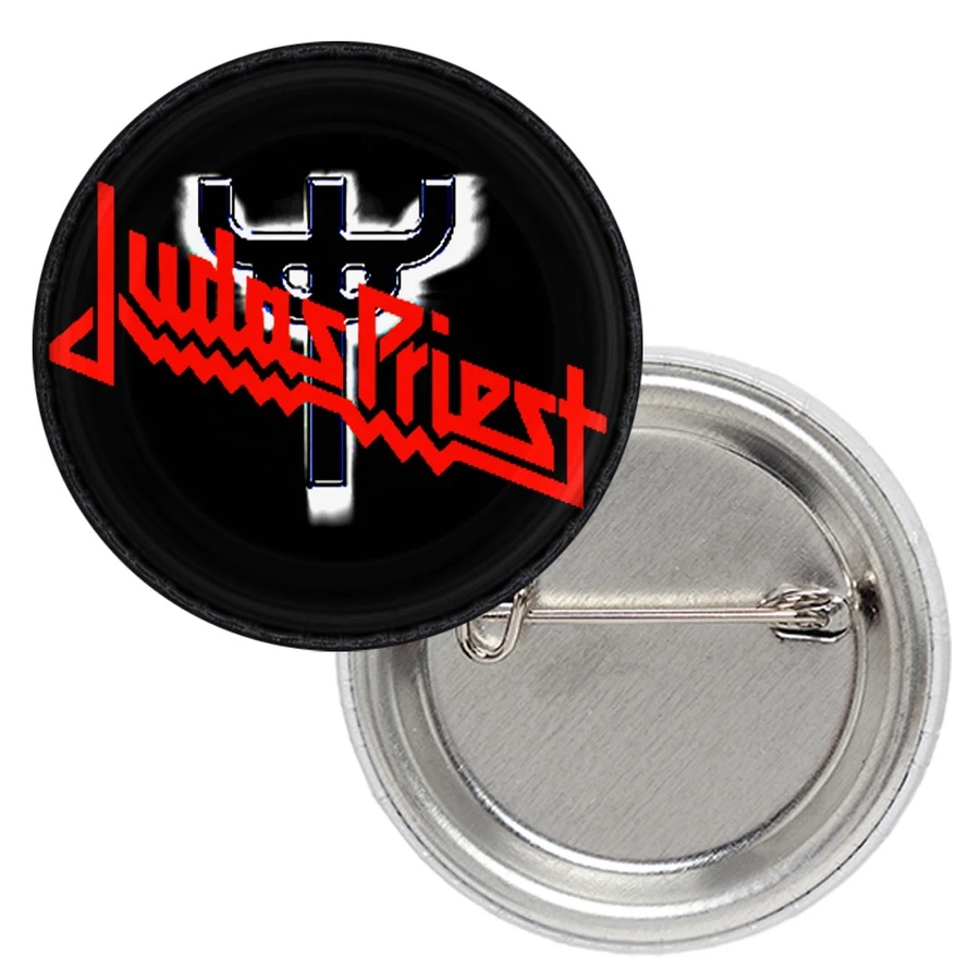 Метална значка на Judas Priest с червено лого и метален кръст върху черен фон