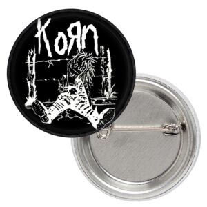 Кръгла метъл значка Korn с лого и бяла кукла на черен фон