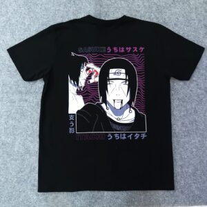Черна памучна тениска с голям ситопечат на гърба, изобразяващ Sasuke и Itachi Uchiha в графичен/неон стил, и малко лилаво лого "NARUTO" на лицето.