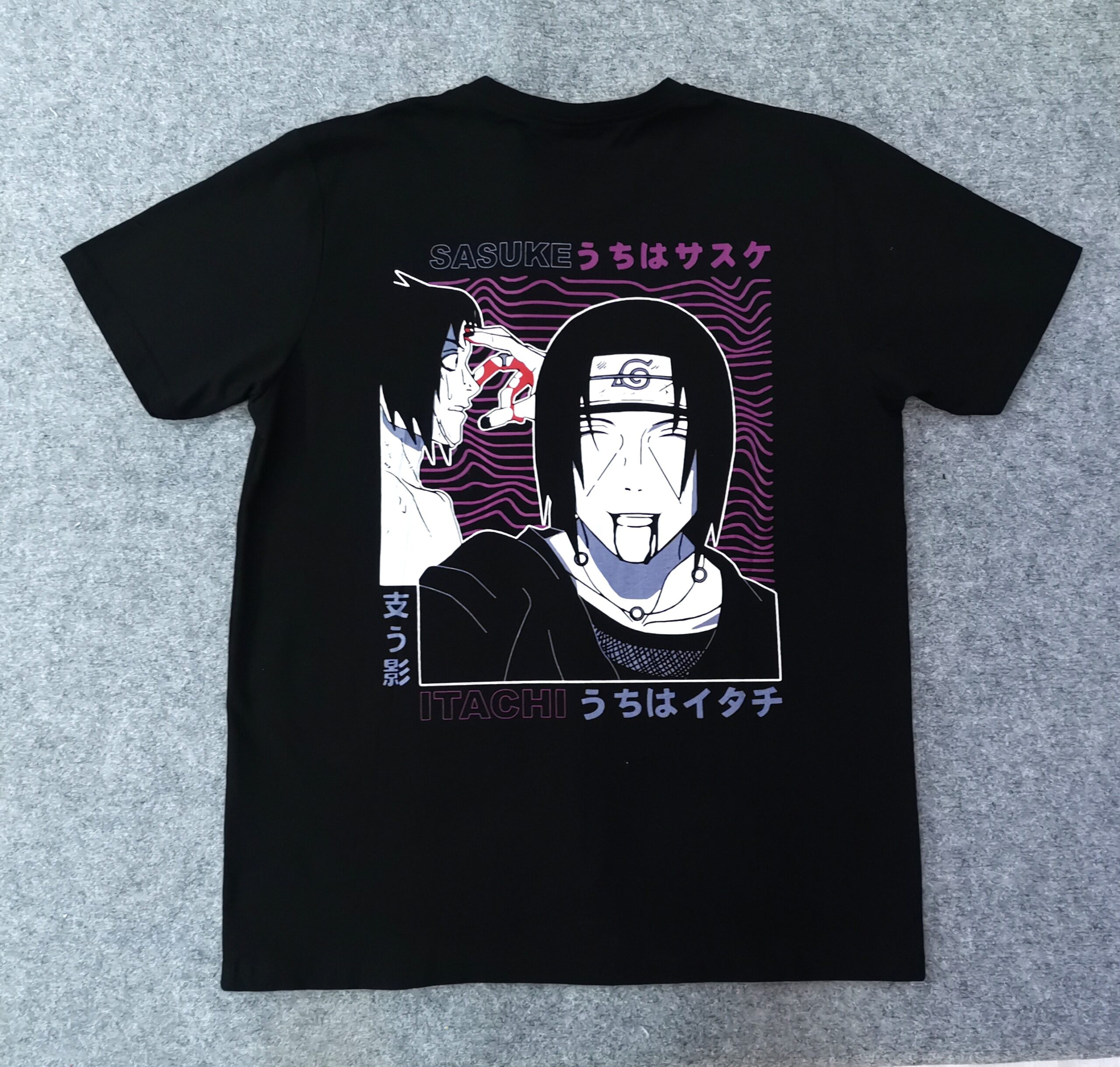 Черна памучна тениска с голям ситопечат на гърба, изобразяващ Sasuke и Itachi Uchiha в графичен/неон стил, и малко лилаво лого "NARUTO" на лицето.