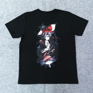 Черна памучна тениска с голям ситопечат на гърба на Itachi Uchiha от "Наруто" и малко лого "NARUTO" на лицето.