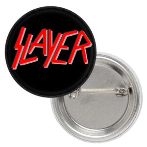 Метална значка на Slayer с червено лого върху черен фон за рок фенове