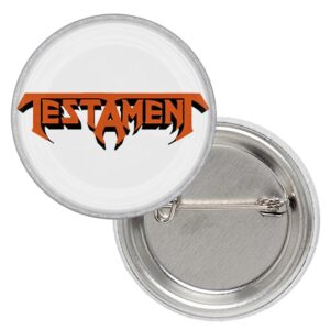 Метална значка на Testament с оранжево лого на бял фон