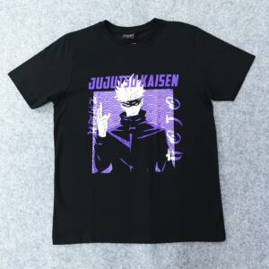 Черна памучна тениска с лилав и черен ситопечат на героя Satoru Gojo от Jujutsu Kaisen, със стилизиран фон и лого.